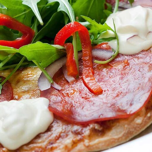 pizza-med-rucculasalat-og-creme-fraicheTaga__dsc1169